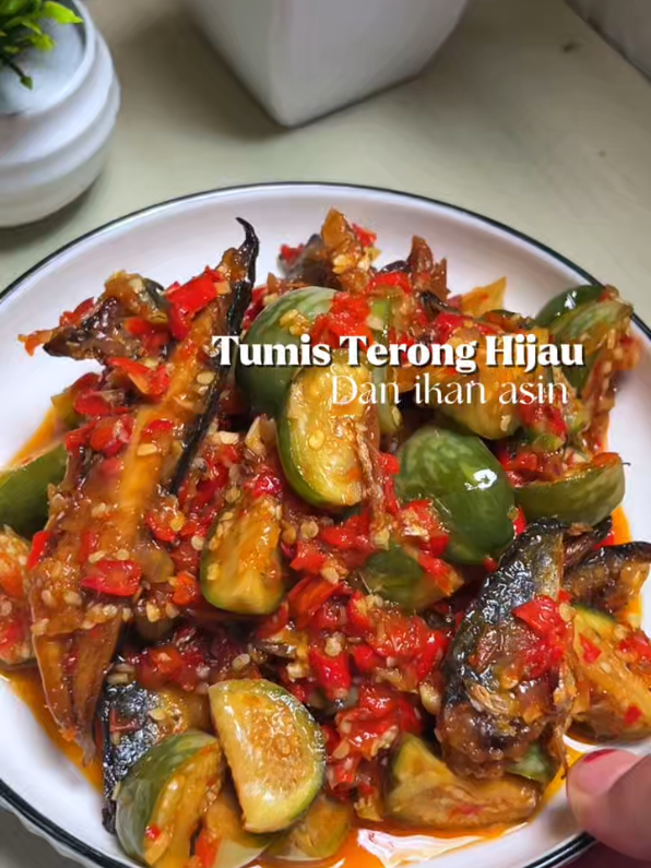 Tumis Terong Hijau dan Ikan asin , yang suka terong cobain deh dimasak kyak gini , soal rasa cobain sendiri pkoknya , kalo nagih kabar2 ya ,🤭 #idemasakan #masakansimple #masakanrumahan #fyp 