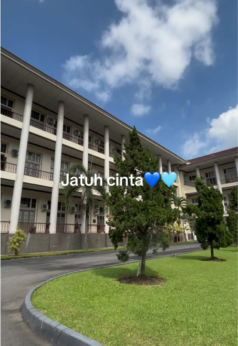 Belah dadaku isinya UGM semua 🫠🫶🏻💙  #universitasgadjahmada #ugm #pionir #alamak #kalauada9nyawa 