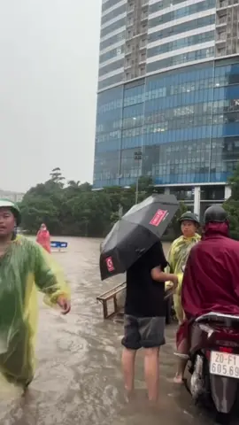 Nghề Hot ngày mưa lụt tại Việt Nam: Kéo xe qua nơi ngập sâu và sửa xe bị ch.ết máy do ngập nước. #nghehot #mualulut #hanoi #diemdentuyetvoi 