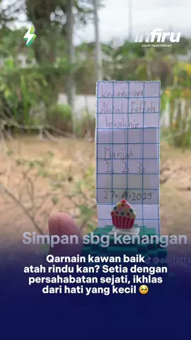 Coretan abifattah 😭 Atah dan Qarnain Mereka ni berkawan baik. Meja sebelah menyebelah. Saiz badan, ketinggian hampir sama. Pakcik tahu Qarnain rindu dengan Abdul kan? Pakcik pun sama macam Qarnain. Maaf kan pakcik yer… sebab masukkan gambar Qarnain disini. Bila kita rindu nt, kita tgk kat sini yer syg.. Anak sekecil ini tahu nilai persahabatan yang sejati. Persahabatan yang ikhlas lahir daripada hati yg bersih dan penuh kejujuran. Qarnain syg… Kita doa baik2 yer.. Di akhirat nanti kita akan jumpa Abdul.. Sbb nabi sebut “kita akan bersama dengan orang yang kita cintai semasa di dunia.” Jangan risau yer.. Pasti Abdul akan jemput kita bersamanya di dalam syurga. Qarnain belajar rajin2 tau.. Abdul selalu cakap pada pakcik, Qarnain ni budak pandai. Pakcik doakan Qarnain jadi anak soleh yg membahagiakan ibu dan ayah. Insya Allah.. *Abdul adalah nama panggilan di sekolah #infirumy 
