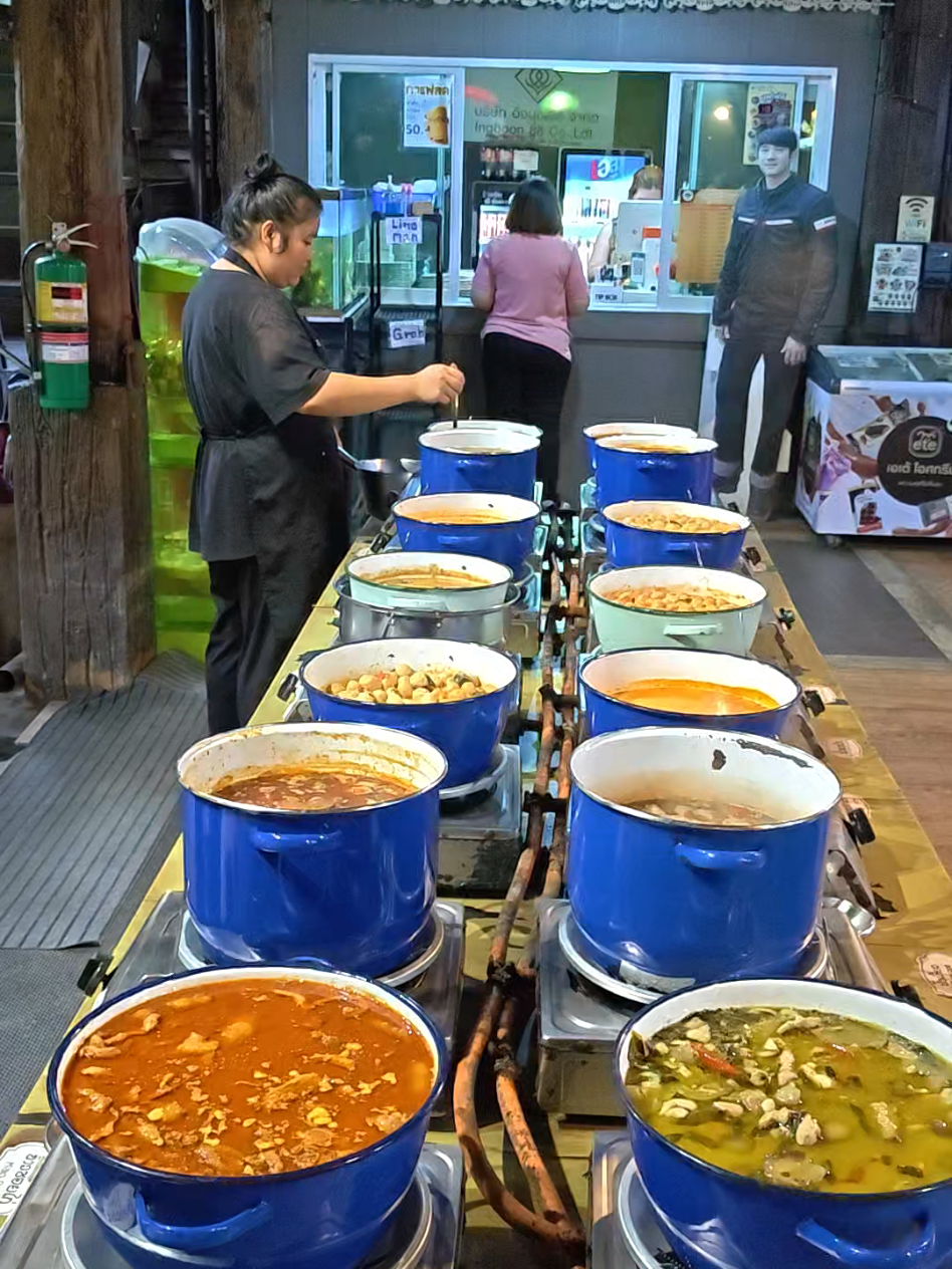 ของกินคนเมืองลำๆครับ ขนมจีนบุฟเฟ่ต์เฮือนจ้างงาม เชียงใหม่ #ของกินคนเหนือ #เชียงใหม่ 