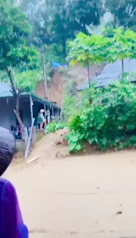 #🥺เหันน้ำพัดบ้านเรือนประชาชนจากฝนตกหนักและพายุทำให้น้ำป่าไหลหลาก#ไม่สามารถรับรองเห็นแล้วน้ำตาจิไหล#สู้ๆนะครับเป็นกำลังใจให้กันและกัน