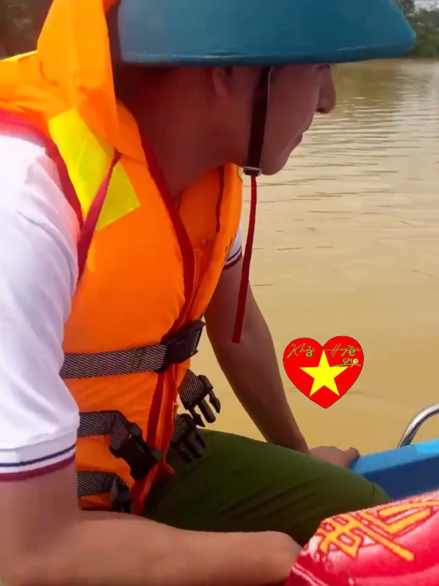 🖤🖤🖤#tinhquandan #lũlụt #hatinh #vietnam🇻🇳 #congannhandanvietnam👮‍♀️ 