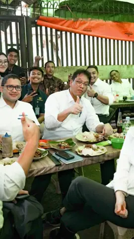 Siang tadi, setelah rakortas perkenomian di Kantor Danantara saya @Menteri Keuangan RI makan siang bersama rekan-rekan Kementerian Keuangan @Kemenkeu RI di kantin sebelah kantor Danantara. Oktober O nya apa ? Optimis Indonesia akan cerah dan Indonesia akan maju 👍🏽👍🏽 #kementeriankeuangan #purbayayudhisadewa #uangkita 