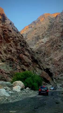 This view is my kind of therapy. ❤️ . . . : . . #WadiShees #UAEAdventure #NatureLovers #HiddenGemsUAE #ExploreWithMe 
