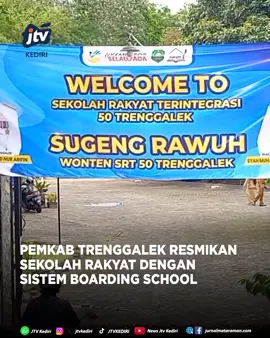 Pemerintah Kabupaten Trenggalek resmi membuka Sekolah Rakyat yang menampung 69 siswa tingkat SD hingga SMP dari berbagai wilayah.  Para siswa akan mengikuti pembelajaran dengan sistem boarding school (asrama) di lokasi bekas Kantor Disperinaker Trenggalek. Peresmian ini menjadikan Sekolah Rakyat Trenggalek sebagai yang ke-50 di Indonesia, sekaligus mendukung program Presiden Prabowo Subianto dalam Asta Cita. Bupati Trenggalek, Mochamad Nur Arifin, menegaskan tenaga pendidik yang disiapkan meliputi guru dari Dinas Pendidikan, PPPK Kemensos, tenaga kesehatan, hingga psikolog. Tujuannya agar anak-anak mendapatkan pendidikan yang layak, inklusif, dan ke depan mampu menerima teman-teman difabel. Sekolah Rakyat juga menghadirkan wali asuh dan wali asrama untuk mendampingi siswa agar cepat beradaptasi dengan lingkungan baru. Salah satu siswi, Dea Anandasari dari Kecamatan Munjungan, mengaku senang bisa bersekolah di sini. “Aku merasa nyaman dan bisa mengenal teman baru dari berbagai daerah,” ungkapnya. Pemkab Trenggalek berkomitmen melakukan evaluasi berkala agar program ini berjalan sesuai harapan. #Trenggalek #SekolahRakyat #AstaCita #PemkabTrenggalek #PendidikanInklusif    