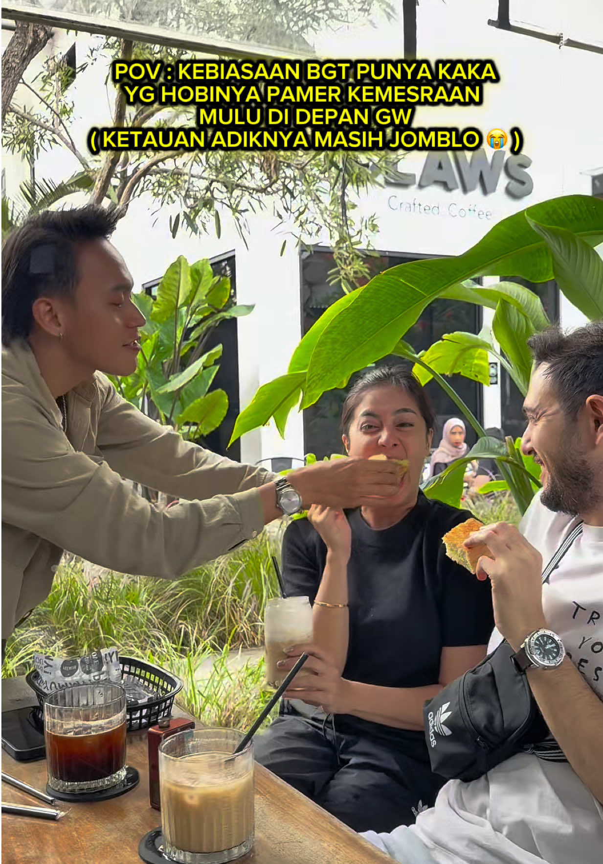 KETAUAN ADENYA JOMBLO DEMEN BNGET NGELEDEKIN GW 🤣😭😭  Besok2 kalau masih bemesraan di depan gw pada gw sumpel yeh pake tape uli gw @RifkyBibyBalweel 😁👍💪  #jordanali #fyp #sobatjordan #jordan #tapeulijordanali 