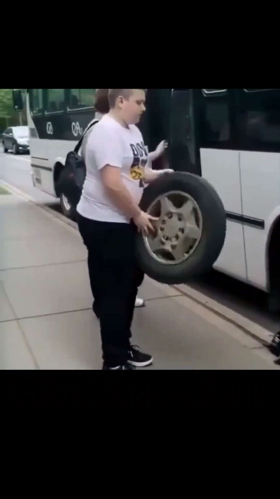Мама, вызывай такси! Мальчик из Тюменской области в Тобольске! Кондуктор высадил маму с мальчиком из автобуса — парень неугомонно носился по салону. Оказавшись на улице, мальчик выдал реплику: «Мама, вызывай такси!», подыграв драме танцем своей фигурой #мама #вызывай #вызови #такси #сын #тюменская #область #тобольск #оригинал #ориг #2 #3 #автобус