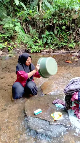 uang 10k di tangan istri yang tepat 🤔#istriyangtepat #nyuci #sungai #air #fyppppppppppppppppppppppp 