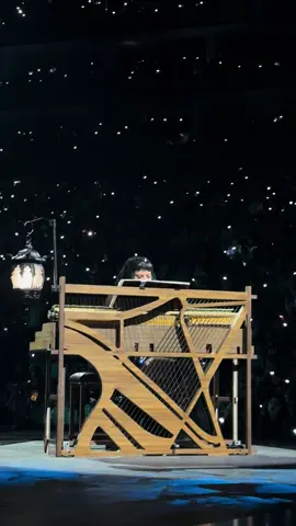 @ladygaga singing Dance in the dark acoustic version in the night 2 of her #mayhemballtour in London !