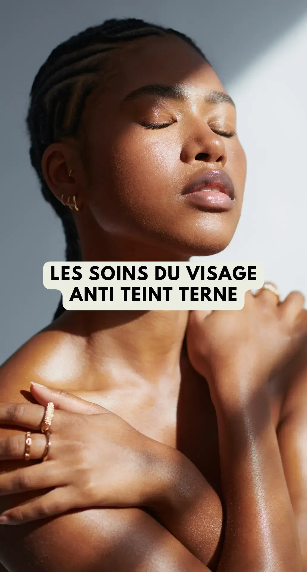 Un teint terne ne dépend pas uniquement du manque de repos : il traduit un ralentissement du renouvellement cellulaire, un déficit d’hydratation ou une accumulation de dommages oxydatifs. Pour redonner de l’éclat, il est essentiel d’agir en profondeur. L’exfoliation chimique douce favorise la desquamation naturelle et révèle une surface plus homogène. L’hydratation maintient la souplesse et la capacité de diffusion de la lumière. Les antioxydants et la photoprotection complètent cette stratégie en protégeant la peau contre le stress oxydatif. #teintterne #soinvisage #beauty #glowyskin #skincare