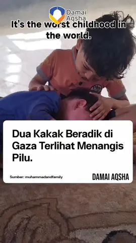 Sang adik, masih kecil dan tak mengerti banyak hal, menangis di pangkuan sang kakak. Tangis yang bukan karena mainannya rusak atau tak dapat jajan,
