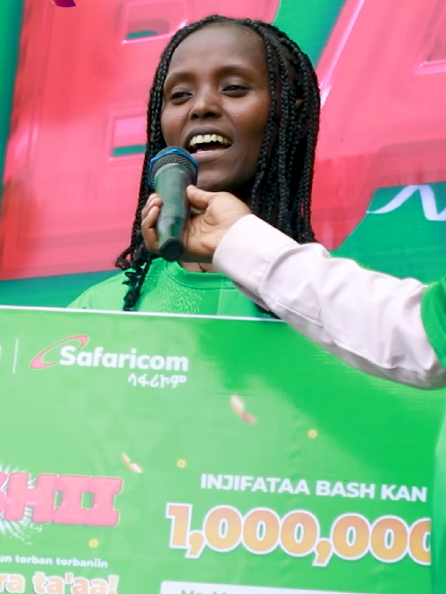 ሳፋሪኮም ባዘጋጀው የበሽ ዘመቻ የአራተኛው ዙር የአንድ ሚሊየን ብር አሸናፊን በለገዳዲ ሸለመ፡፡ በኢትዮጵያ ሁለተኛው የቴሌኮም አገልግሎት አቅራቢ የሆነው ሳፋሪኮም ኮሙኒኬሽን ኢትዮጵያ የበሽ ዘመቻ በሚል የዕጣ ዕድል አዘጋጅቶ የአራተኛው ዙር (ሳምንት) እድለኛ ከሆኑት ሁለት የአንድ ሚሊዮን ብር አሸናፊዎች መካከል አንዷ የሆነችውን ወ/ሮ ሜሮን ስዩምን በሸገር ከተማ ለገዳዲ ክ/ከተማ ሸለመ፡፡ ሐሙስ መስከረም 15 ቀን 2018 ዓ.ም ሽልማቱን ባስረከበበት ዝግጅት የሳፋሪኮም ደንበኞች *777# ላይ በመደወል የበሽ ጥቅሎችን ሲገዙ የእጣ ቁጥሮች እንደሚደርሷቸው አስታውሷል። ጥቅሎቹን በኤም ፔሳ የሚገዙ ደግሞ የእጣ ቁጥሮቹ በእጥፍ እንደሚጨምሩ አስታውሷል። ከአንድ ወር በፊት የተጀመረውና ለሦስት ወራት እንደሚዘልቅ የተነገረለት ይህ ዕጣ የዚህ ሳምንት አሸናፊዎችን ጨምሮ ስምንት እድለኞችን የ1 ሚሊዮን ብር አሸናፊ ያደረገ ሲሆን ቀሪ 24 እድለኞች በሚቀጥሉት ሁለት ወራት ሚሊየነር እንደሚያደርግ ይጠበቃል። ከዚህ በተጨማሪም በየሳምንቱ የ100 ሺ ብር ዕጣ እና በየቀኑ 100 ብር የሚያስገኙ እጣዎች እንዳሉም ተገልጿል። Safaricom Awarded the One Million Birr Winner of the Fourth Round of the Besh Campaign in Lege Dadi. Safaricom Crowns Fourth Round 1 Million Birr Winner in Lege Dadi Campaign. Safaricom Communication Ethiopia, the nation's second telecom service provider, has unveiled one of the fourth-round (weekly) winners of its 