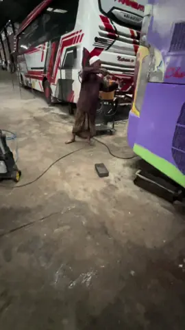 Teman teman po bus harap berhati2 dalam transaksi jual beli dengan orang tersebut.  Jual beli bus dari 2019 sampai 2025 belum ada penyelesaian. Wa di blokir , kalau ditagih ke karoseri maupun ke garasinya selalu RUWET main usir dan akirnya kabur. Padhal sy nagih baik2 ke sekin kalinya, hanya menuntut  kurangan hak saya dan tidak lebih. Bapak: blokir wa sejak 2023, di ajak ngmg baik baik tentang penyelesaian didatangi ke karoserinya selalu kabur pergi. Anak: ruet disuruh menemui bapaknya, padahal bapaknya kl diajak ngobrol selalu kabur pergi. Kl sudah ada itikad baik dan penyelesaian postingan ini saya hapus.