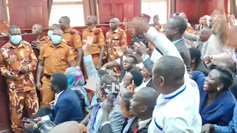 Laba ekibadde mu kkooti enkulu nga Dr Kiiza Besigye ne Haj Obeid Lutale nga batuusibwa mu maaso g'omulamuzi Baguma. #fyp #fyp #fyp 