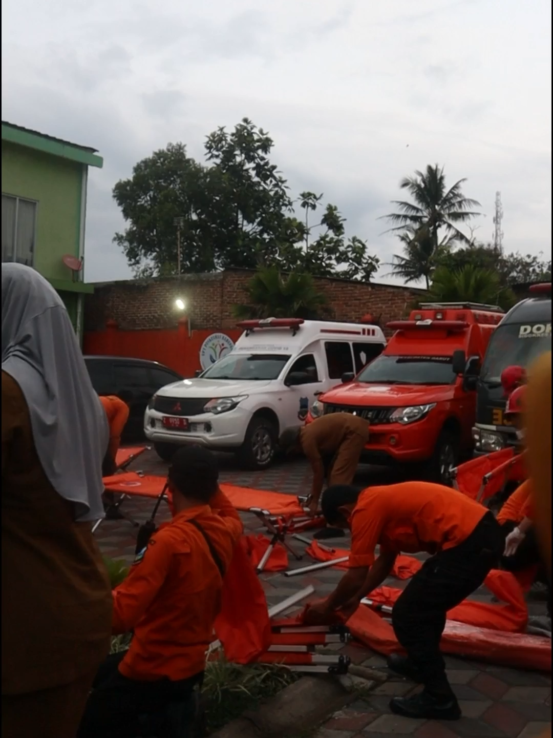Sejumlah pelajar di Kecamatan Kadungora, Kabupaten Garut, diduga mengalami gejala keracunan setelah menyantap makanan dari Program Makan Bergizi Gratis (MBG), Selasa (30/9). Gejala yang dialami mulai dari pusing, diare, hingga muntah-muntah. Salah satu siswi SMP Negeri Kadungora yang turut mendapatkan perawatan intensif kepada Radar Garut mengaku sakit setelah meminum susu yang menjadi bagian dari menu MBG. “Makanannya tadi nasi, daging sapi tumis, timun, sawi putih, buah pisang, sama susu murni kemasan bantal. Saya minum susu sekitar jam 11.30 di sekolah. Tidak lama setelah itu, pusing, mencret, lalu muntah-muntah. Pas masih di sekolah sudah terasa, sampai pulang ke rumah makin sakit,” ungkap Siswi di Kadungora. Seorang siswi lainnya menyebutkan, menu MBG yang disajikan di sekolah terdiri dari nasi, tumis daging sapi, timun, sawi putih, buah pisang, dan susu murni. Meski rasanya normal, banyak siswa mengeluh sakit tak lama setelah mengonsumsi makanan tersebut. Kepala Puskesmas Kadungora, Noni Cahyana, membenarkan adanya lonjakan pasien yang diduga keracunan makanan MBG. Ia menyebut korban berasal dari beberapa sekolah di wilayah Kadungora. “Sementara yang masuk IGD ada 19 orang dan sedang dirawat. Sekarang ada penambahan lagi sekitar 9–10 orang dari tiga sekolah berbeda, yaitu SMPN Kadungora, SMP PGRI, dan SDN 3 Talagasari. Dari SD sudah ada dua orang yang dirawat. Bahkan ada guru yang sempat menjadi tester makanan juga ikut terdampak,” kata Noni. (rzi)