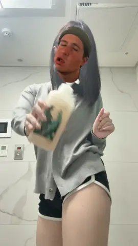이거 쓰고나서 거짓말안하고 모두가 머릿결이 왤캐 좋냐고 물어볼 정도였어 !!  찐으로 썸남까지 물어봤다  일주일을 매일 퐉퐉 쓰는데 양도 미쳤다 ㅋㅋ 🍀냄새는 다시마여서 청량계열인줄 알았는데 엄청 달콤한 버블껌 냄새나서 너무 좋아  🍀올영에서 올해 1월기준 전체판매 랭킹 1위 다시마 샴푸 2만원대에 구매가능하니 없어지기 전에 서둘러 ! 💨💨 브랜드명 : 청미정 제품명 : 다시마 샴푸    #제품제공 #청미정 #Chungmijung #올리브영 #다시마샴푸 