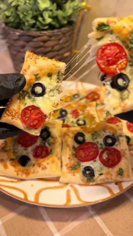 ⁨	فطور أو عشا سهل وسريع 😋🥰  حشوة الجبنة ( جبنة موزاريلا + جبنه كريميه + بقدونس )  بصينية الفرن بحط ورق زبده وعجينه بف بيستري مقطعه مربعات  بدهن حواف العجينه بيض وبحط عليهم سمسم  بالنص بضيف حشوة الجبنه وقطع بندوره وزيتون  بخبزها على حراره ١٨٠ مدة ربع ساعه  #شهد_عقل #بف_باستري #فطور  #فطاير 