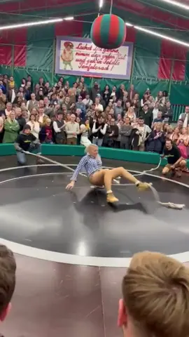 🍻 O’zapft is! 🎡 Die Wiesn 2025 läuft – und mein absolutes Highlight darf nicht fehlen: das legendäre Teufelsrad! 🔥😂 Pure Tradition, Nervenkitzel ohne Ende und einfach die größte Gaudi der Wiesn. 🥨🍺 Ob Neuling oder Profi – hier fliegt jeder früher oder später runter, und genau das macht’s so genial! 💨 👉 Und klar: Mitmachen ist immer freiwillig – Spaß & Fairness stehen im Mittelpunkt. Für mich ein echtes Stück Wiesn-Kultur! ❤️ #Wiesn2025 #Teufelsrad #GaudiPur #OktoberfestLiebe #Tradition 