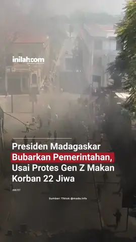 Antananarivo diguncang krisis politik serius. Menyusul gelombang demonstrasi mematikan yang dipimpin oleh generasi muda atau dikenal sebagai 'Protes Gen Z, Presiden Madagaskar Andry Rajoelina mengumumkan langkah drastis: pembubaran pemerintahan secara keseluruhan. Aksi protes ini sejak Kamis (25/9/2025) telah merenggut nyawa sedikitnya 22 orang dan melukai lebih dari 100 lainnya. Ini menjadi tantangan paling serius dan terbesar yang dihadapi Rajoelina sejak ia terpilih kembali pada tahun 2023. Dalam pidato yang disiarkan oleh stasiun televisi pemerintah Televiziona Malagasy (TVM), Presiden Rajoelina mengakui adanya kegagalan yang memicu kemarahan publik. Bahasa yang digunakan Rajoelina cukup lugas, mencerminkan upaya meredam gejolak. “Kami mengakui dan meminta maaf jika anggota pemerintah tidak melaksanakan tugas yang diberikan kepada mereka. Saya memahami kemarahan, kesedihan, dan kesulitan yang disebabkan oleh pemadaman listrik dan masalah pasokan air,” kata Rajoelina dari ibu kota, Antananarivo. Presiden menegaskan bahwa ia merasakan penderitaan rakyatnya, khususnya kaum muda yang marah akibat krisis layanan dasar tersebut. 