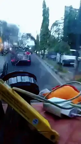 Ntah maksud apa ntah apa mau nya sikawan ini menghambat laju kami didalam ambulance saat menjemput pasien gawat .. kejadian di Jl Setia Budi medan innova BK 1435 DE .. 30 September 2025 #viral  #fyp