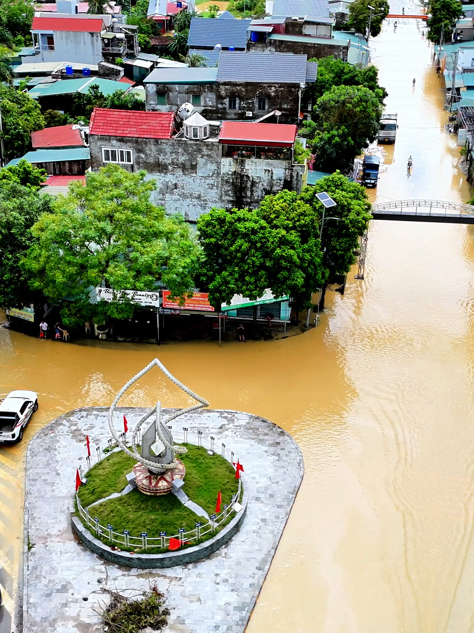 Cập nhật tình hình tại Vòng Xuyến Thái Hoà - Xã Nông Cống: Sau những ngày mưa lớn và lũ, nước vẫn còn ngập đến đầu gối, gây nhiều khó khăn cho bà con và những người công nhân đi lại trên tuyến đường này. Nhìn cảnh tượng ngập lụt, thật sự thương bà con phải chịu đựng vất vả, từng bước đi đều nặng nhọc. Mong nước sớm rút nhanh để cuộc sống trở lại bình thường, để bà con và công nhân đi làm được thuận lợi, an toàn hơn trên con đường mưu sinh.#nongcongchill #bãoboilu #netdepquehuong #xuhuongtiktok #nongcong