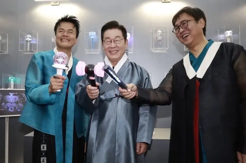 South Korea President Lee Jae Myung holds BLACKPINK's Lightstick in today's launch of the Popular Culture Exchange Committee, where YG Entertainment is one of the committee members. #BLACKPINK YG Facts