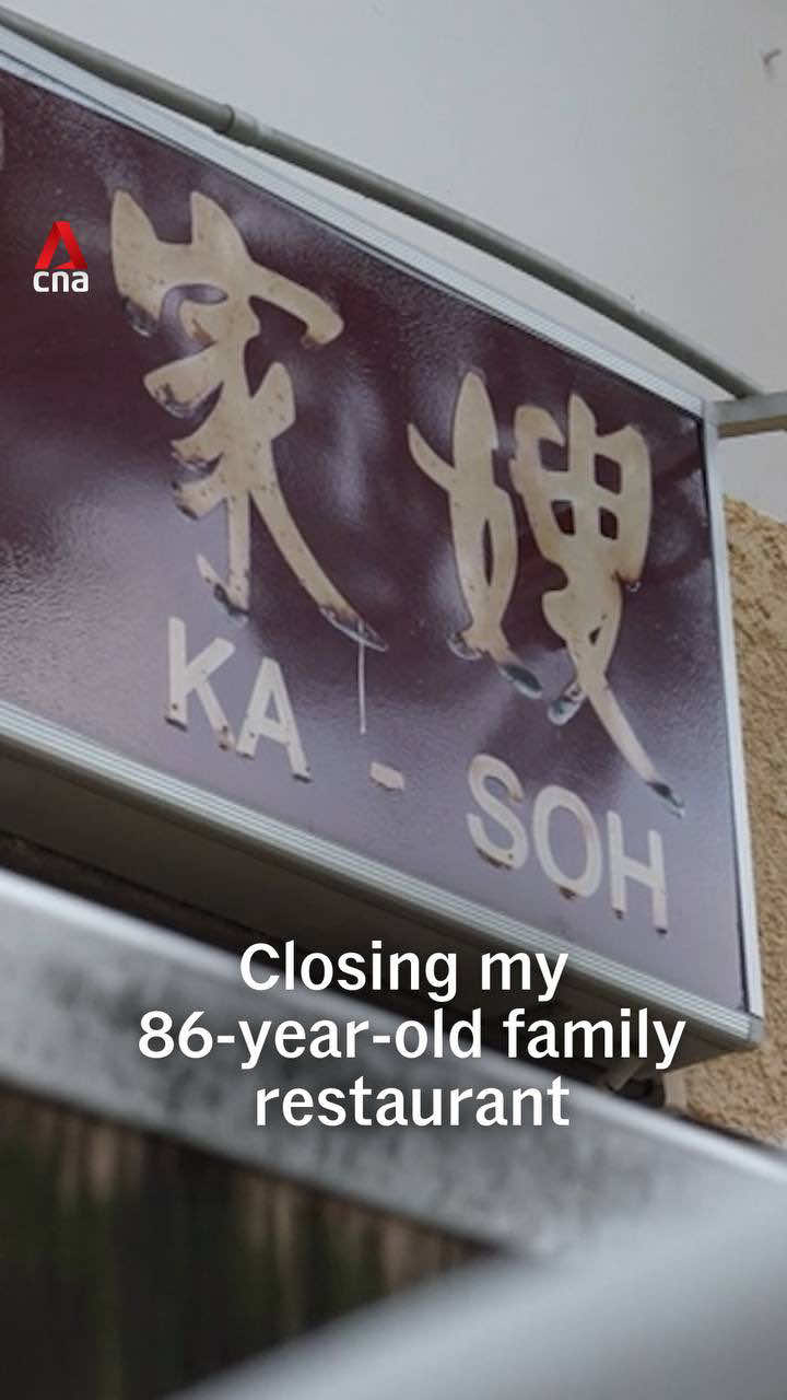Ka-Soh, one of Singapore’s oldest independent restaurants, closed its doors for the last time on Sep 28. Every month this year has seen some 250 F&B business closures on average. While there are many owners who cite rents, Knight Frank Singapore’s head of retail, Ethan Hsu, says even a 50 to 100 per cent rent increase may not catch up with the market, if the lease had not been renewed since COVID. With other costs rising too and competition intensifying, small players are fighting to survive. Find out how they can keep afloat in Talking Point’s two-part special — link in bio and comments. #cna #cnainsider #talkingpoint #singapore #singaporefood   
