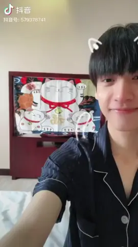 Xixi cute meow meow... 😻🥰💜😻😘 #luoyunxi #leoluo罗云熙 #aktorchina #singer #foryoupage 