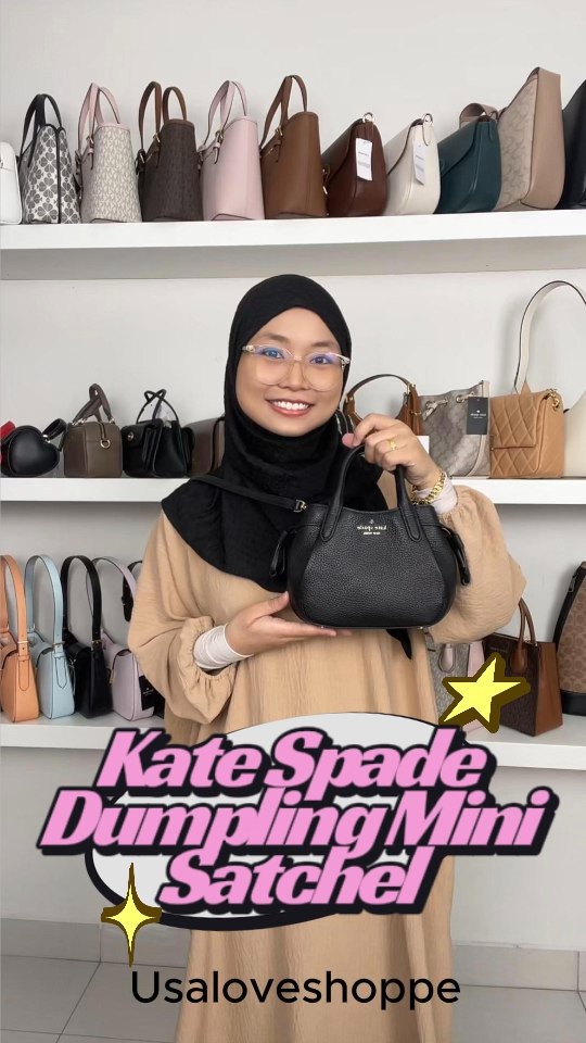 🖤 Kate Spade Dumpling Mini Satchel – Black 🖤
Small in size, big on chic. The perfect little black satchel that goes with literally everything. Soft structure, polished shape — just enough edge for your everyday look!
💰 RM699 