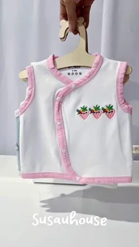 ❤️Giữ ấm nhẹ nhàng mang yêu thương đến bé yêu 🍼sUsauhouse giới thiệu đến các Ba Mẹ mẫu áo gile vạt chéo siêu sịn xò cho bé  🍼Chất liệu nỉ cotton organic dày dặn, mềm mại, không xù bai nhão, thiết kế cúc bấm tiện lợi, hình thêu ngộ nghĩnh  Size 0-3,3-6,6-9m #susauhouse #mevabe #combososinh #aogilechobe 