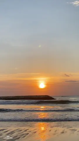 Kuta never fails to paint the sky 🌅 📍pantai kuta,Bali Htm : free 🛵 : 2k 🚙 :5k Maps : pantai kuta  #sunset  #pantaikuta #balisunset  #beachvibes🌊  #goldenhour 