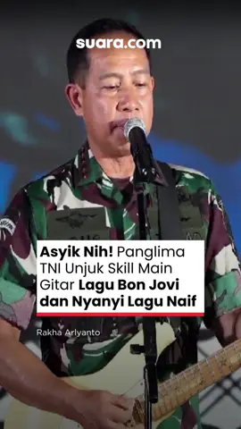 Panglima TNI Jenderal Agus Subiyanto pamer skill main gitar di acara Battle of The Band Festival yang digelar di Mabes TNI, Jakarta, Rabu (1/10). Agus dengan lihai memainkan lagu 'Always' dari Bon Jovi yang dinyanyikan oleh Wakasad Letjen TNI Muhammad Saleh Mustafa. Drummer Pas Band Agus Teguh Prakosa juga tampak bernyanyi mengiringi Saleh menyanyikan tembang andalan Bon Jovi di atas panggung. Tak berhenti sampai di situ, Agus kemudian menyanyikan lagu 'Benci untuk Mencinta' dari Band Naif sambil bermain gitar. #panglima #tni #jenderal #agussubiyanto #jenderalagus #panglimaagus #mabestni #tni #tentara #bonjovi #naif #viral #trending #suara