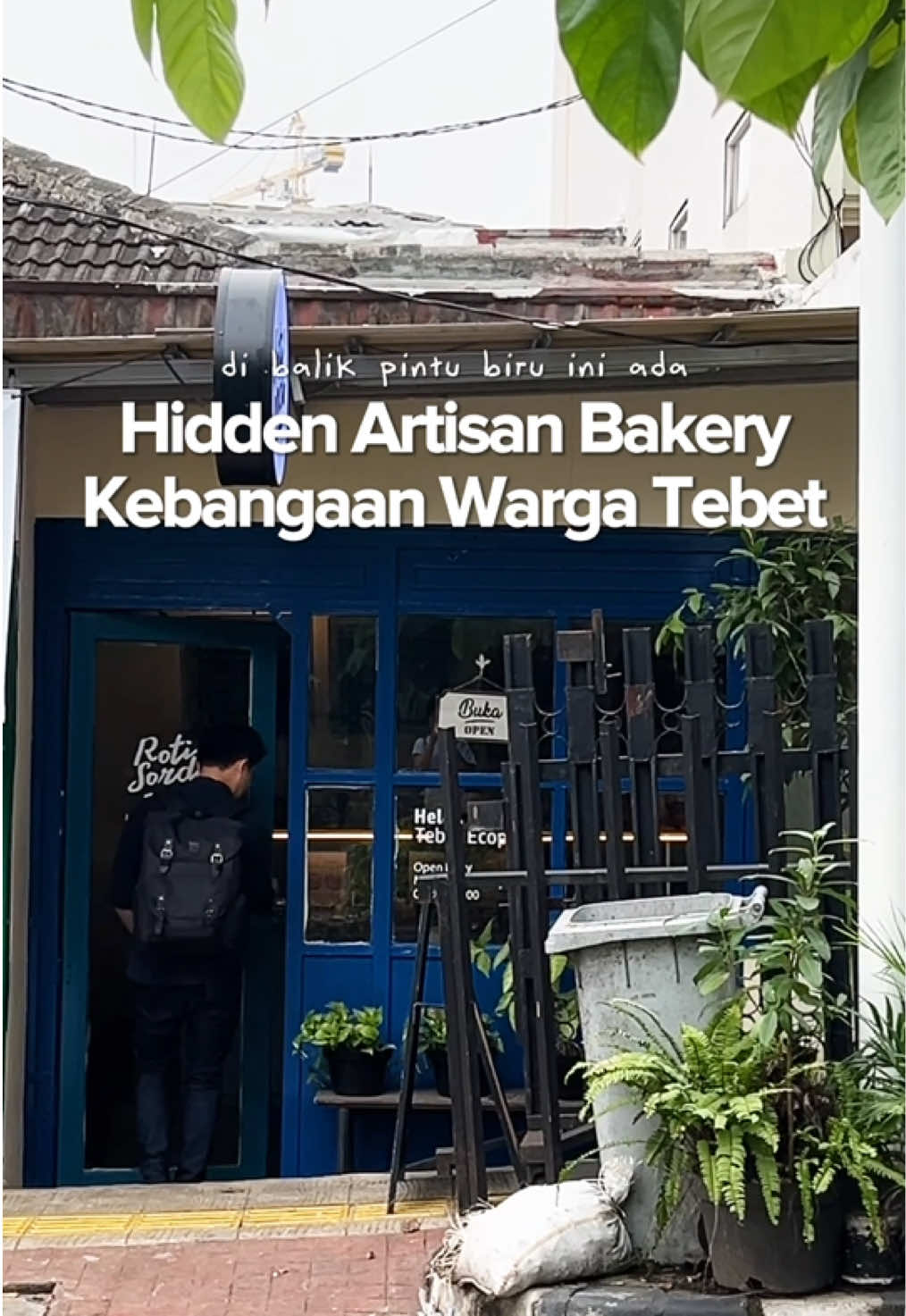 📍ROTI SORDO di episode kali ini, gue & livia ketemu hidden bakery di daerah tebet yang sehari bisa laku 3 baris box! ini jelas jadi bukti bakery kebanggaan warga tebet dan ini beberapa menu yang kita pesan: • sourdough banana bread IDR 24.7K ⭐️ 8/10 • romana focaccia IDR 19.9K ⭐️ 8.1/10 • tokyo matcha cream bun IDR 18.8K ⭐️ 8.2/10 • hazelnut cacao IDR 17.9K ⭐️ 8.3/10 • soft bagel - oatmilk & cookies IDR 16.9K ⭐️ 8.4/10   📍@roti.sordo IDR starts from 16.9K (soft bagel - oatmilk & cookies) foodbudgetid meter: worth it at its price ❤️ ⏰️ 8AM - 4PM #bakeryviral #rotisordo #rotitebet #rotiviral #tokokue 