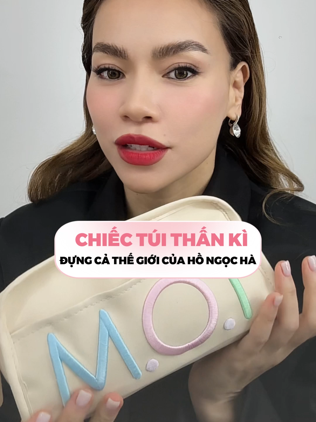 💖 Túi nhỏ nhưng quyền năng, chứa trọn bí kíp biến hình của chị đẹp Hà Hồ! 👑 #hongocha #xuhuong #moicosmetics #phannuoc #viral