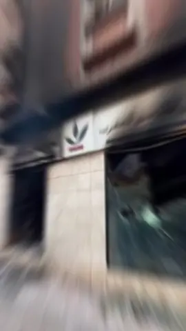 أكادير تستيقظ على آثار ليلة مشحونة بالاحتجاجات الاجتماعية التي تحولت إلى أعمال عنف وتخريب، حيث تم تدمير ممتلكات عامة وخاصة وإحراق سيارات أمنية، فيما لا تزال السلطات تحصي حجم الخسائر. لا حول ولا قوه الا بالله العلي العظيم 