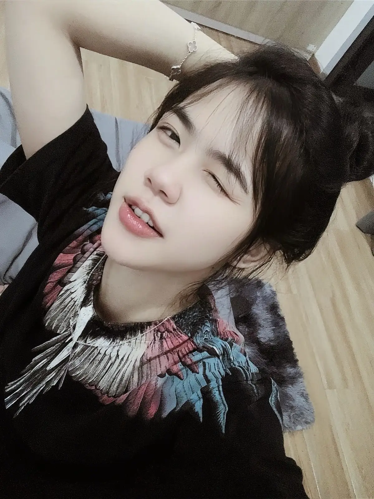 Đời người giống như làn khói mong manh nhưng tự do.  Cứ vui khi còn có thể vì mấy ai biết ngày mai sẽ ra sao.