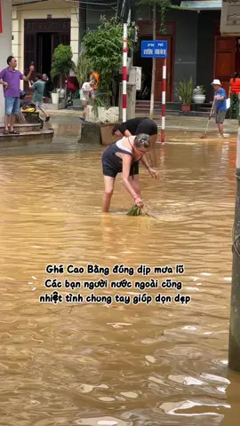 Ghé Cao Bằng đúng dịp mưa lũ, các bạn người nước ngoài cũng không ngần ngại lội bùn dọn dẹp giúp bà con Cao Bằng #caobang #reviewcaobang