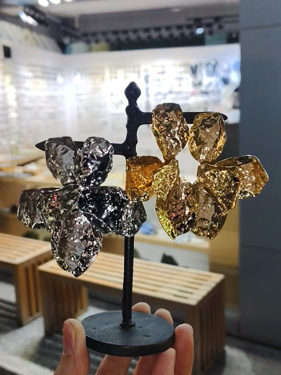 不規則的金屬花瓣耳環 立體皺褶感，像被陽光打亮的花朵 金色溫柔閃耀  |  銀色冷調俐落 戴上就是低調卻有態度的藝術飾品