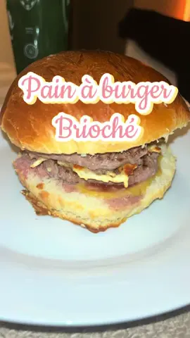 🍔Pains à burger maison (3 pièces) Ingrédients : 	•	190 g de farine (T45 ou T55) 	•	7 g de levure boulangère fraîche (ou 2,5 g de sèche, soit environ ½ sachet) 	•	4 g de sel (≈ 1 petite c. à café rase) 	•	1 petit œuf (ou ½ gros œuf battu, garde l’autre moitié pour la dorure) 	•	12 g de beurre mou 	•	95 ml de lait tiède 	•	½ jaune d’œuf + un peu de lait (pour la dorure) 	•	Graines de sésame (facultatif) ⸻ 👩🏾‍🍳Préparation : 	1.	Délaye la levure et le sucre dans le lait tiède, laisse mousser 5–10 min. 	2.	Dans un saladier, mélange farine + sel. 	3.	Ajoute l’œuf, puis le mélange lait/levure. Pétris 5 min. 	4.	Incorpore le beurre mou, puis pétris encore 8–10 min jusqu’à obtenir une pâte souple. 	5.	Couvre et laisse lever 1h30 environ (jusqu’à ce que la pâte double). 	6.	Dégaze et divise en 3 boules. Dispose-les sur une plaque. 	7.	Laisse lever encore 45 min à 1h. 	8.	Préchauffe ton four à 180°C. 	9.	Badigeonne avec le jaune d’œuf + lait, saupoudre éventuellement de sésame. 	10.	Enfourne 15 à 18 min jusqu’à ce qu’ils soient dorés #burger #faitmaison #painburger #brioché 