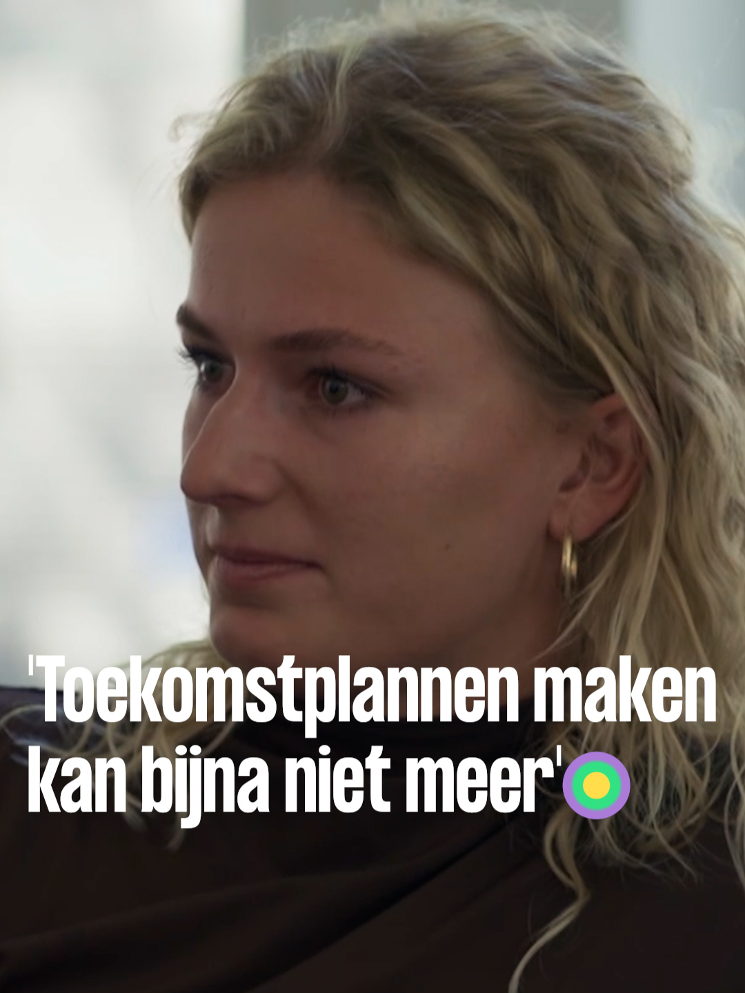 Nout (28) is ongeneeslijk ziek. Samen met vriendin Roos  haalt hij nog alles uit het leven: naar Amsterdam verhuizen, blijven voetballen, en feest vieren. Ondanks dat het soms lastig is om over Nouts ziekte te praten, blijft het koppel bij elkaar inchecken. ❤️ #leventothetlaatst#kroncrv Leven tot het laatst is iedere woensdag om 22.20 uur te zien bij KRO-NCRV op NPO 2 en is daarna te streamen op NPO Start.