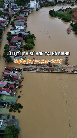 Trận lũ lịch sử trong vòng 30 năm qua. Cuốn đi tất cả của bà con . Tp Hà Giang chìm trong biển nước.  Thương lắm Đồng Bào ơi 😓 #lũlụt #baoso10#baosiang #bnamtienvivu 