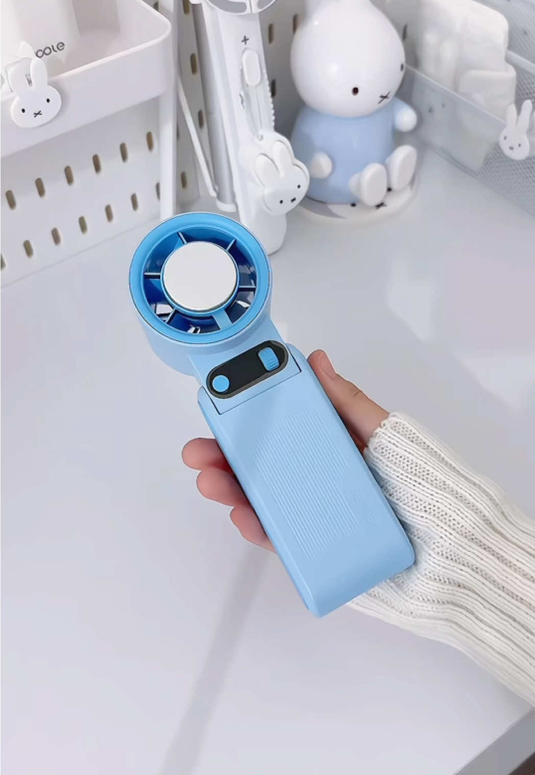bought this for the colour 🩵 it even comes with free cute stickers !! 𝜗𝜚 tali panjang tu boleh sangkut dekat leher, so no more lenguh tangan pegang kipas 🫶🏻 #jamay #jamayfan #coolingfan #handheldfan #portablefan 