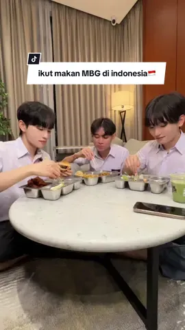 Replying to @♡lovely♡ orang korea kumpul makan MBG bareng @ikam @vincent #indonesia #mbg #mukbang #sma #seragam 