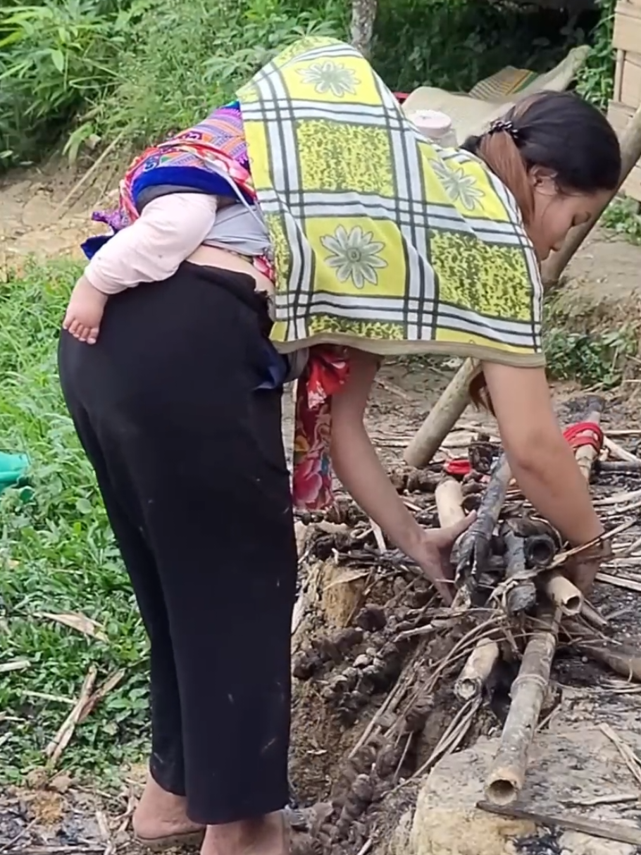 The single mother's house was burned by bad guys, the girl was helpless when the house caught fire