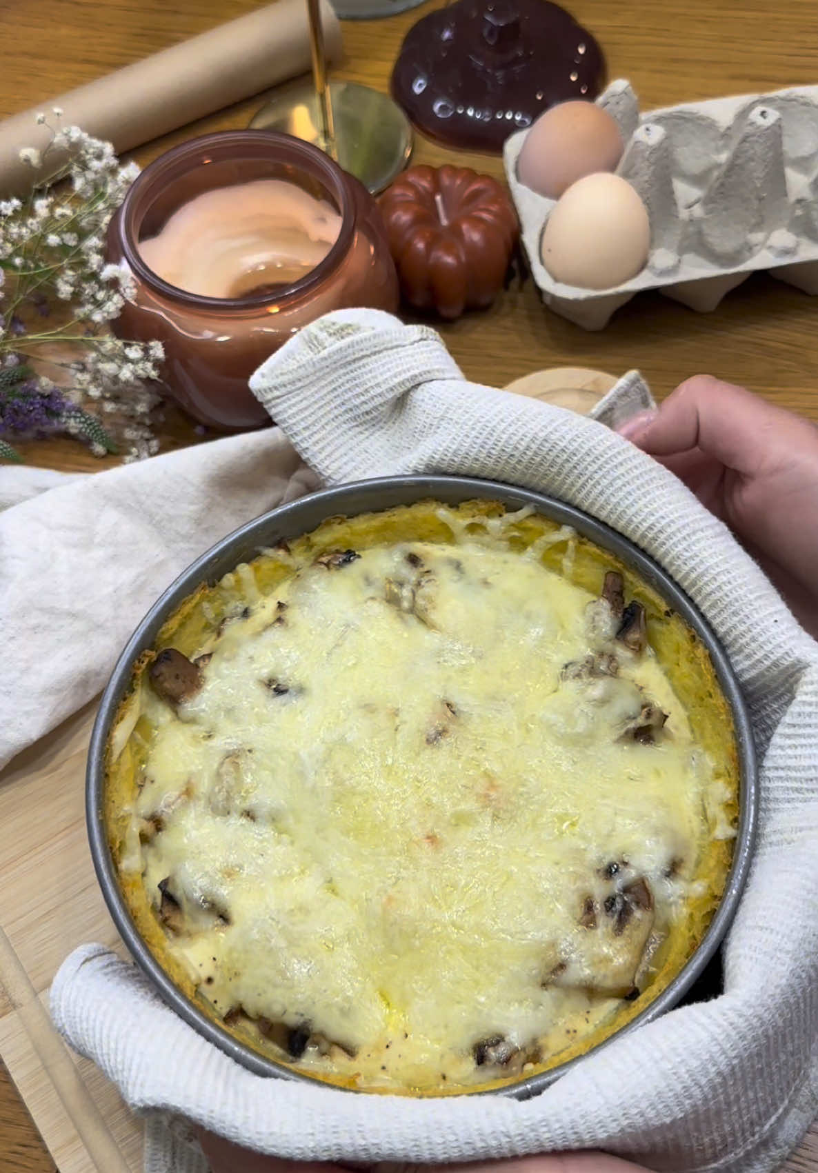 Ziemniaczana tarta z kurczakiem i pieczarkami 6–8 ugotowanych ziemniaków rozgniatamy w formie, robimy spód i brzegi. Pieczemy 10 minut w 180°C. Nadzienie: usmażony kurczak i pieczarki z cebulą. Zalewka: 3 jajka + 4 łyżki śmietany, sól, pieprz. Całość zalewamy, posypujemy serem i pieczemy jeszcze 40 minut w 180°C, do gotowości. #szybkiobiad #przepis #food #FoodTok #gotowanie 