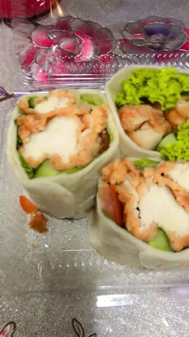 Chicken Wrap By Adikk Team Geng TAP2 Along, Jomm support diaa nak sedapp tauu, Along review memang ikhlas hati. Beli puas hati sedapp hingga menjilat jari.  Untuk Harga RM11.00 Satu Box ✅ Nanti kalau nak oder boleh komen di bawah nah.  Along bantu support biesness adik beradik nih. 