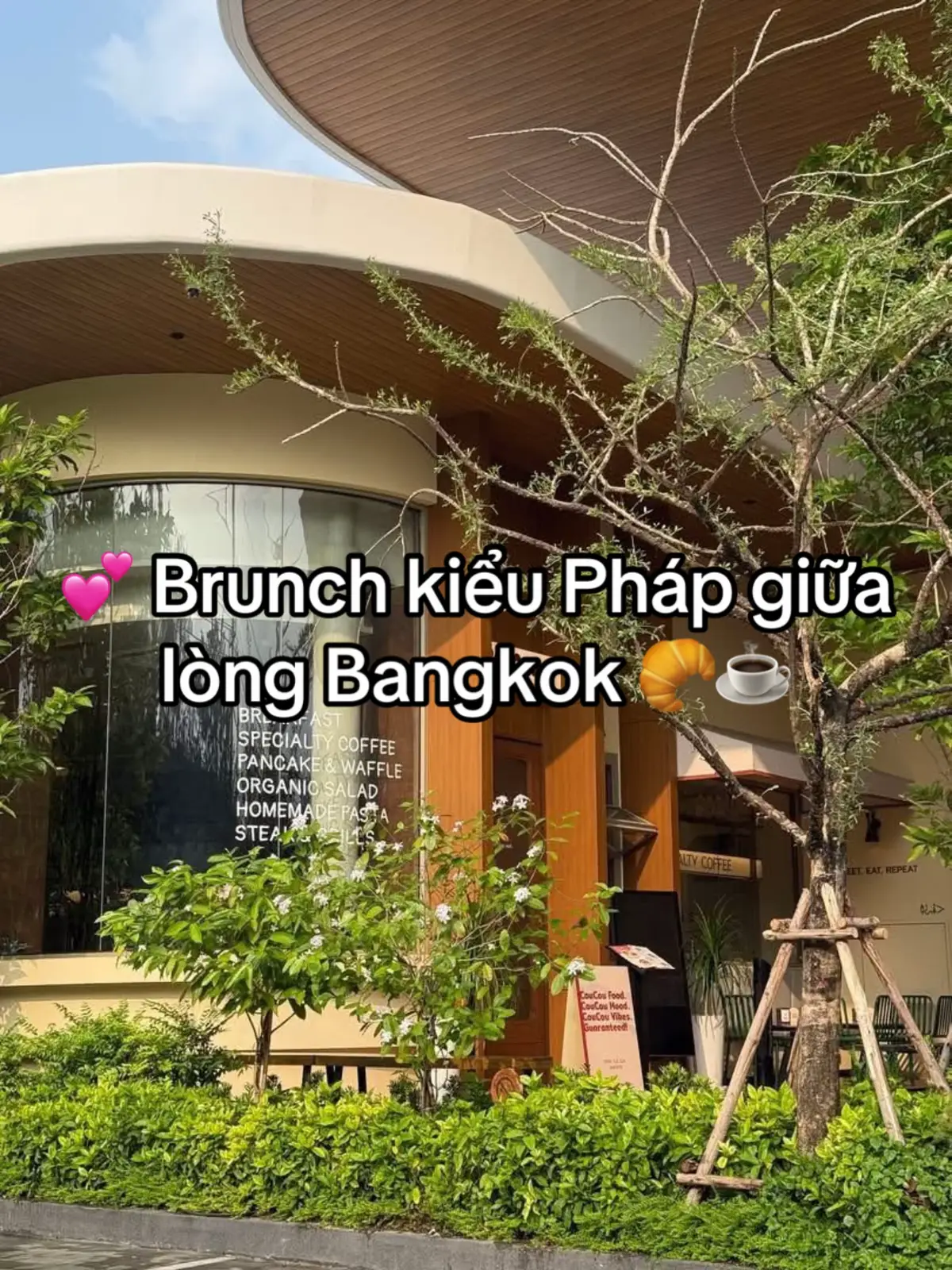 Ai ngờ ở Bangkok lại có một quán Brunch + Café mang vibe Paris cực chill như thế này! Không gian rộng rãi, decor pha chút hiện đại xen lẫn nét Pháp tinh tế – bước vào là muốn rút máy ảnh ra chụp liền 📸✨ 🥞 Menu brunch được săn lùng nhiều nhất 🥓 Liberty Breakfast – đủ vị Âu Mỹ, no nê trọn vẹn (490 THB) 🥪 Braise Me Up – sandwich mềm thơm, nhân thịt hầm đậm vị (420 THB) 🍳 London Eye Breakfast – bữa sáng kiểu Anh, vừa xinh vừa chất (390 THB) 🧇 Mixed Berry Homemade Waffles – bánh waffle dâu tươi, ai mê ngọt ngào chắc chắn không thể bỏ qua (350 THB) 📍 CouCou (All Day Dining) – The Flavorhood 187 Pradit Manutham Rd, Lat Phrao, Bangkok 🕘 Mở cửa: 8:00 – 22:00 🚖 Đi lại: Từ Chatuchak đi taxi khoảng 25 phút ⸻ 💡 Tips nhỏ xinh: – Quán siêu hợp cho team mê check-in sống ảo 🌸 – Đi sớm buổi sáng hoặc chiều muộn để có ánh sáng đẹp nhất ✨ ⸻ 🌟 Nếu bạn đang lên lịch đi Bangkok từ 9–12月, nhớ note thêm các khu khách sạn hot gần BTS/Pratunam/Emsphere cho tiện đi ăn chơi. 📲 Muốn book khách sạn, xe đưa đón, fast track, vé du thuyền, chỉ cần inbox VietGoGo/Zalo 0782 172 177 – team sẽ gợi ý list phòng giá tốt hơn Agoda/Booking, lại có hỗ trợ tiếng Việt khi check-in 🥰 #VietGoGo #BangkokBrunch #BangkokCafe #BangkokHotel #AmazingThailand