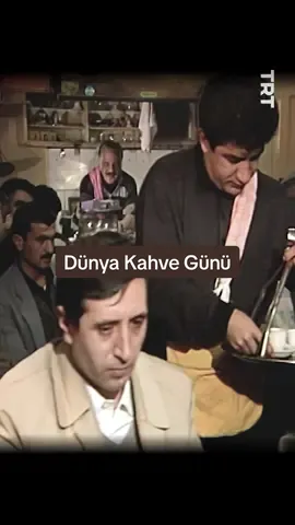 Dünya Kahve Günü’nde Erol Taş’ın kahvehanesindeyiz. Burhan Çaçan hem türküsünü söylüyor hem kahveleri dağıtıyor. ☕ #DünyaKahveGünü #ErolTaş #BurhanÇaçan #TRTArşiv