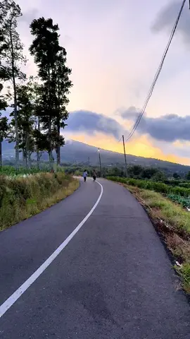 Joging sambil nikmati alam yang indah dan sejuk,disini di jamin indah dan nyaman..!#fyppppppppppppppppppppppp #fypngakni #fypminang #sumbar #sawah9 